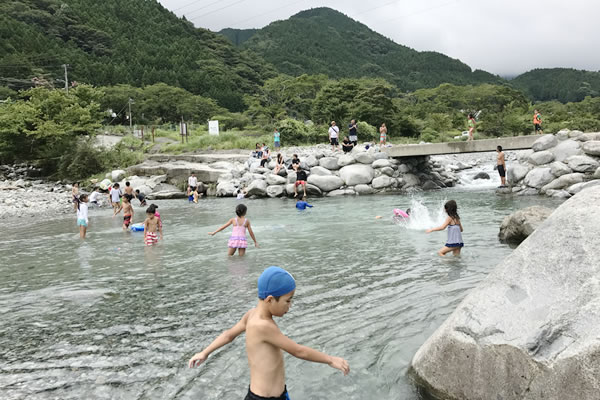 川遊び　低学年