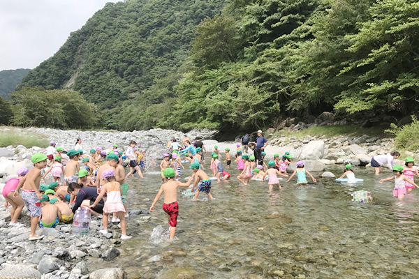 川遊び　幼稚園
